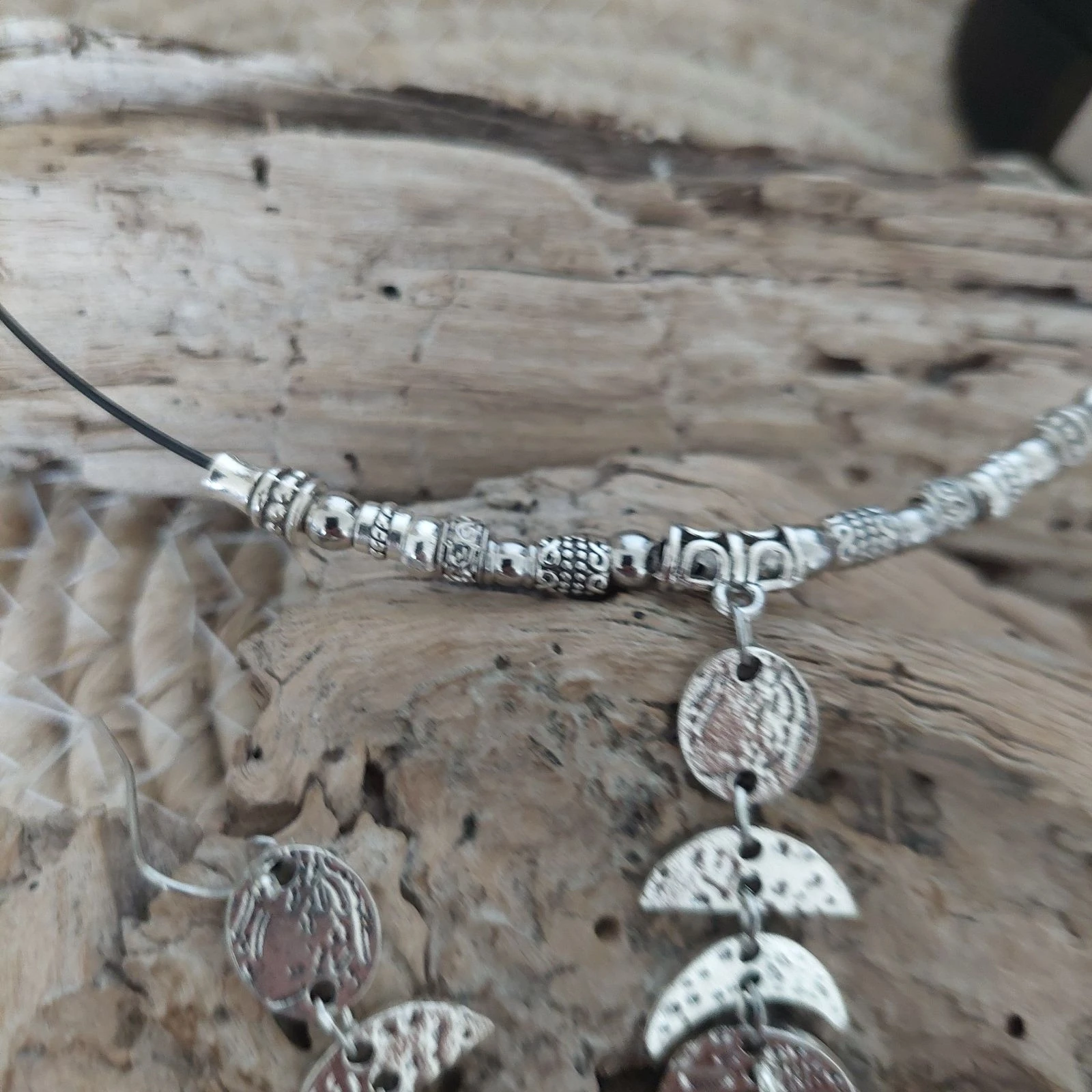 Mystieke boho triple maan gehamerde set, iriserend, zwarte kabel – photo 5